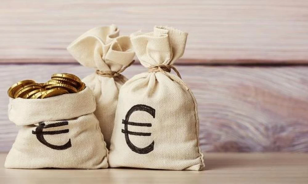 Αυξάνουν τις καταθέσεις του νοικοκυριά και επιχειρήσεις